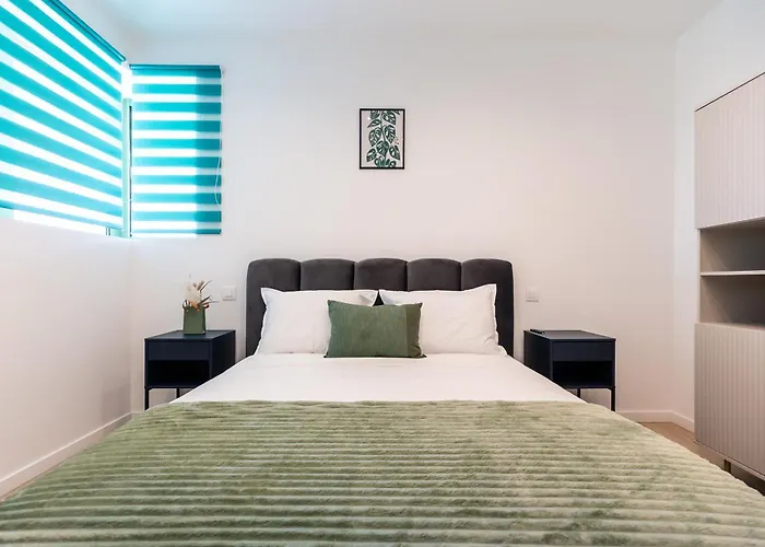 Roots Two - Tranquil Lakeview Escape With Balcony