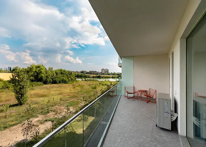 Roots Two - Tranquil Lakeview Escape With Balcony