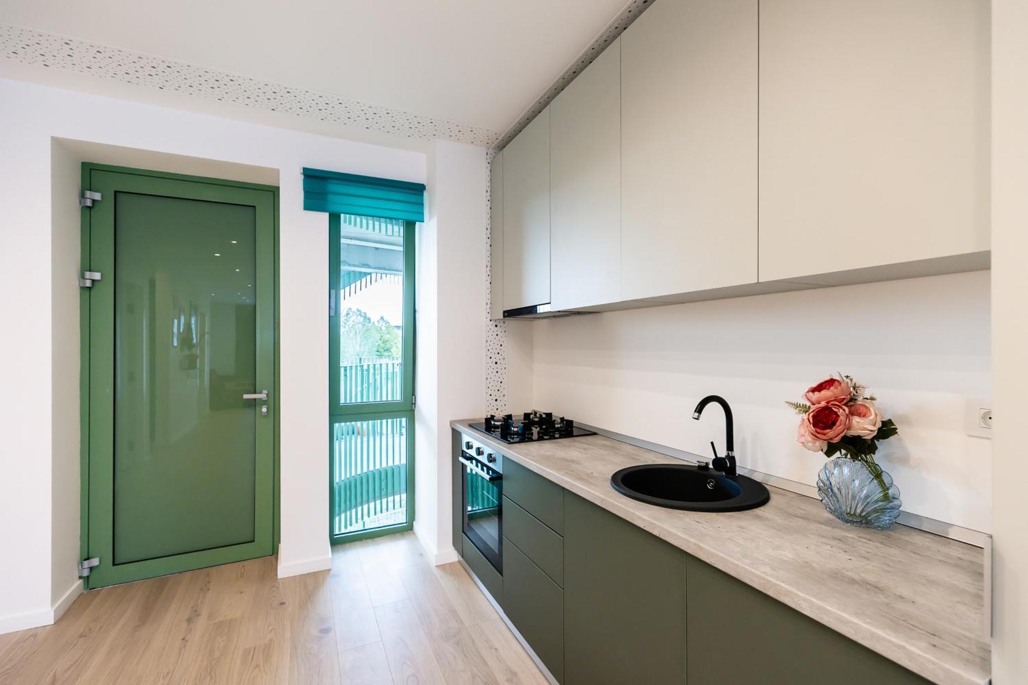 Roots Two - Tranquil Lakeview Escape With Balcony Appartamento *