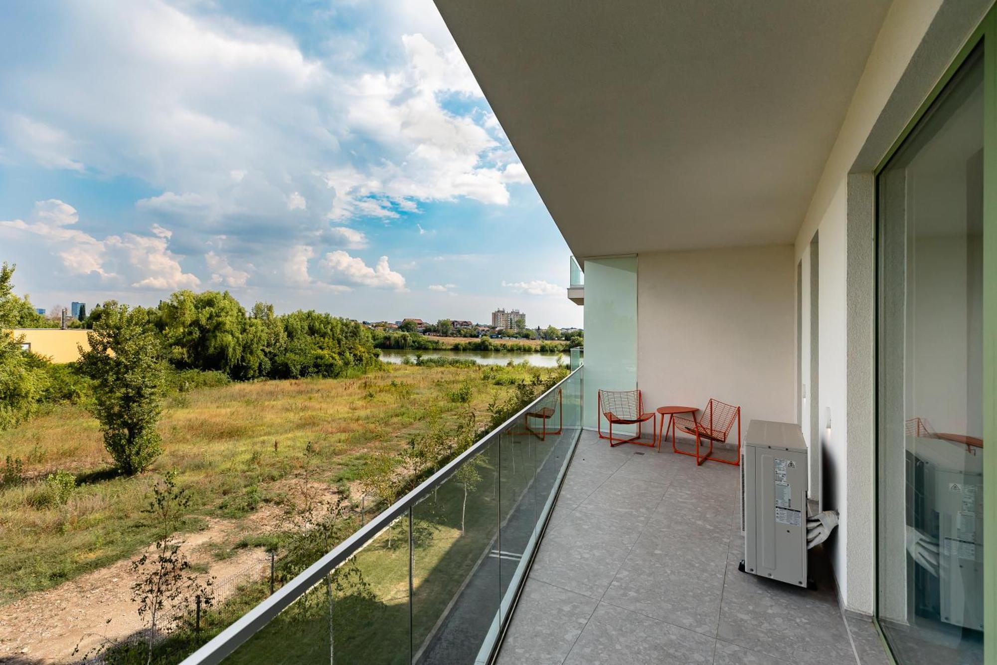 Roots Two - Tranquil Lakeview Escape With Balcony * Bucarest