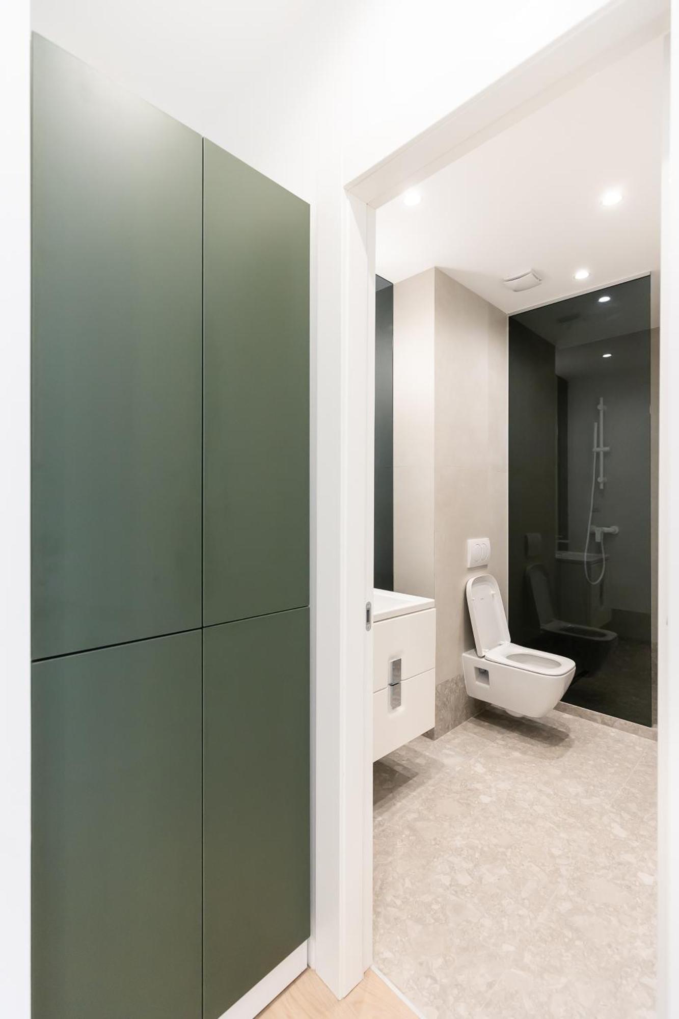 Roots Two - Tranquil Lakeview Escape With Balcony Appartamento