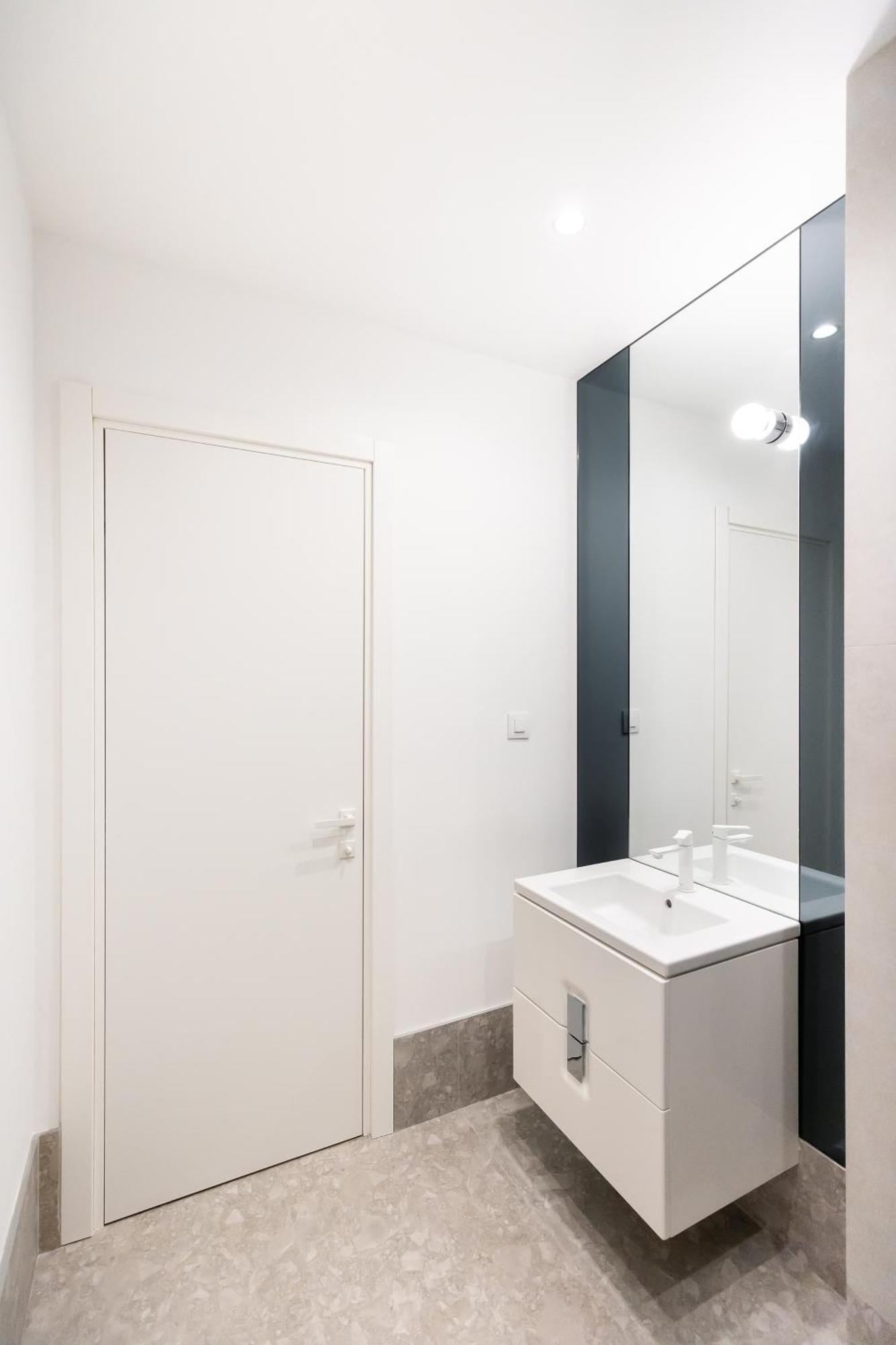 Roots Two - Tranquil Lakeview Escape With Balcony Appartamento