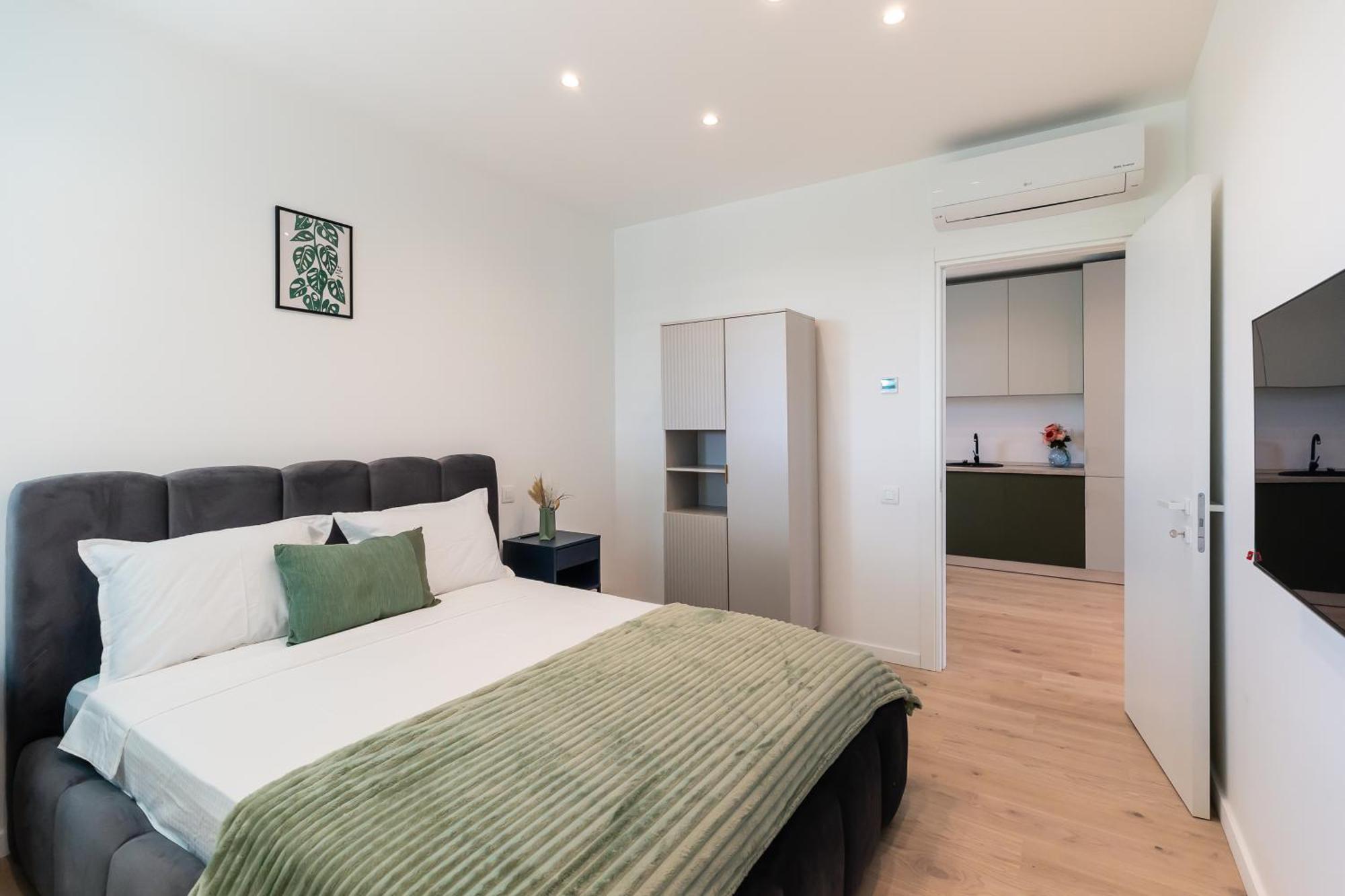 Roots Two - Tranquil Lakeview Escape With Balcony Appartamento Bucarest